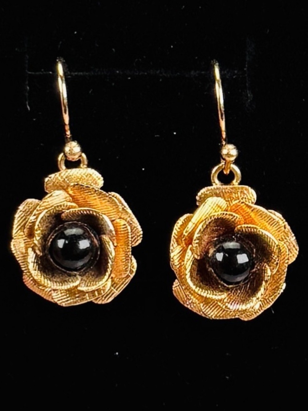 Beautiful vintage goldtone, black center 3-D raised flower pierced earrings